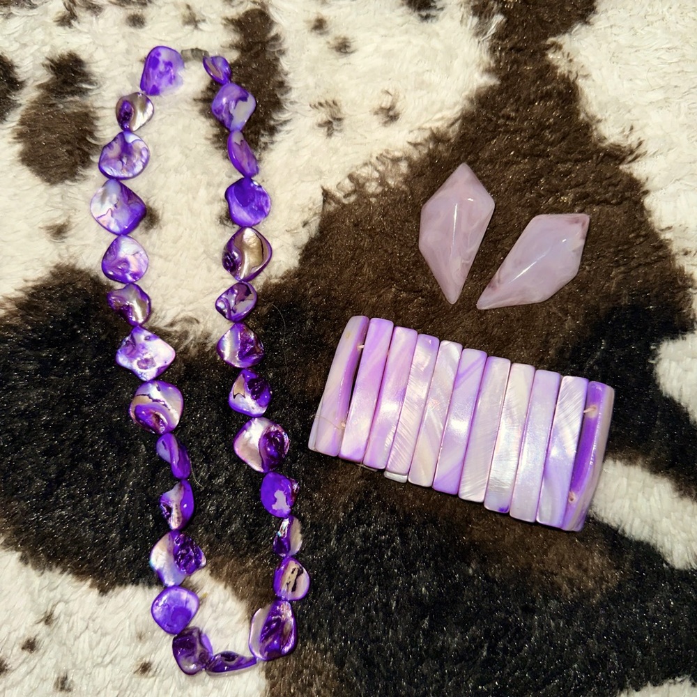 A necklace, bracelet, earings